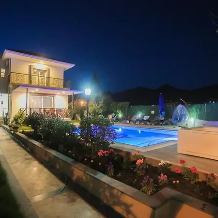 Marmaris'te Oezel Havuzlu Villa *