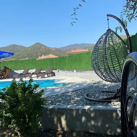 Marmaris'te Oezel Havuzlu فيلة