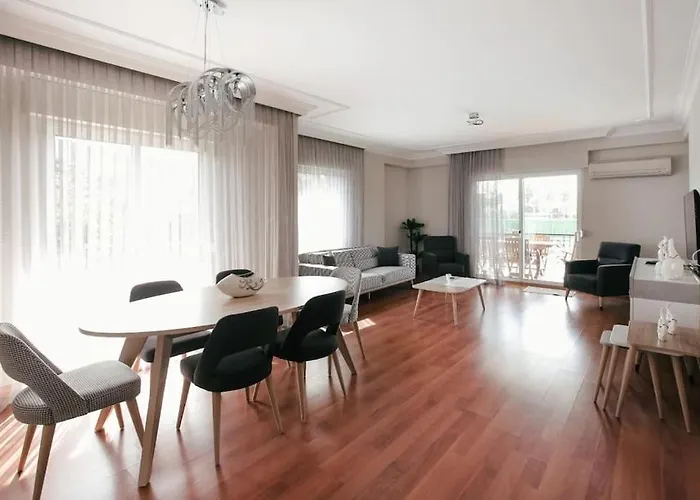 Marmaris'te Oezel Havuzlu * マルマリス