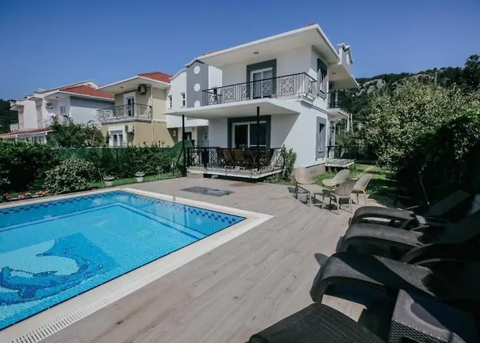 Marmaris'te Oezel Havuzlu * マルマリス