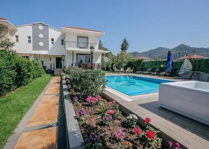 Marmaris'te Oezel Havuzlu * マルマリス