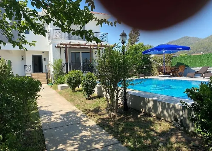 Marmaris'te Oezel Havuzlu