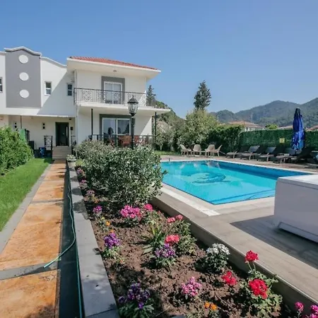 Marmaris'te Oezel Havuzlu * מרמריס