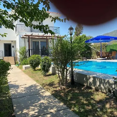 Marmaris'te Oezel Havuzlu